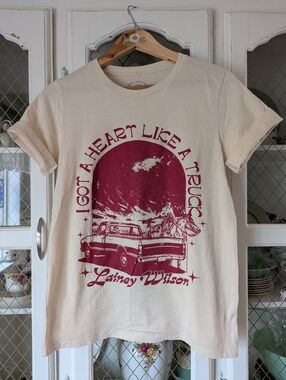 NWOT Lainey Wilson I Got a Heart Like a Truck Graphic Tee Cream Maroon Concert